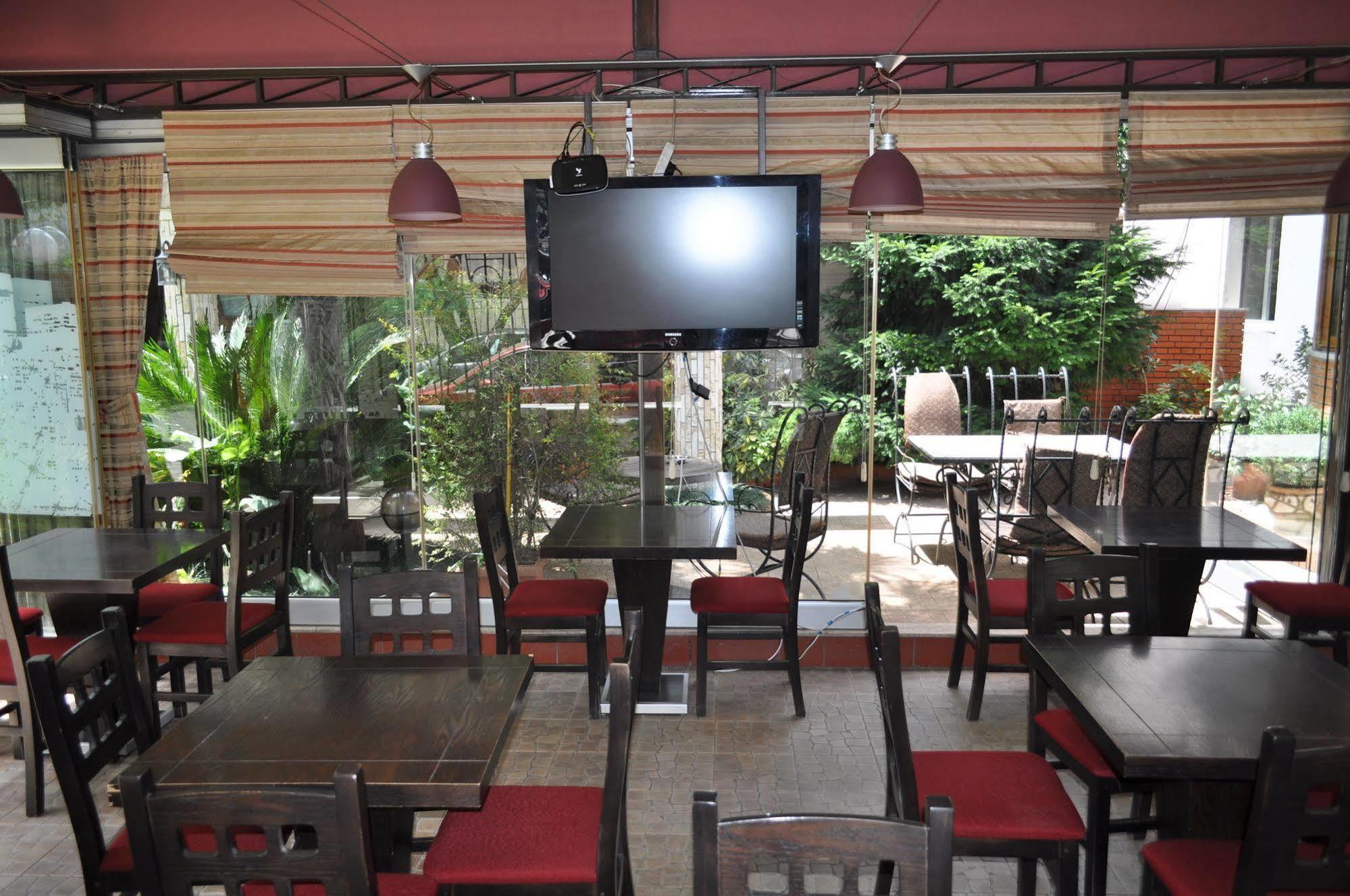 Broadway Hotel Tirana Exterior photo